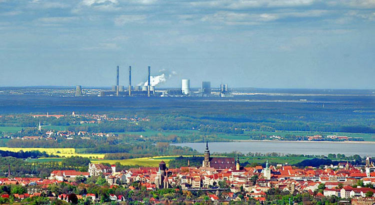 Blick auf Bautzen, das Kraftwerk Boxberg und den Stausee. Fotografie von Lothar Seifert