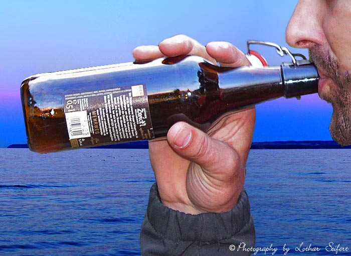 Prost, ein Schluck aus der Flasche erspart das Bierglas. Fotografie von Lothar Seifert
