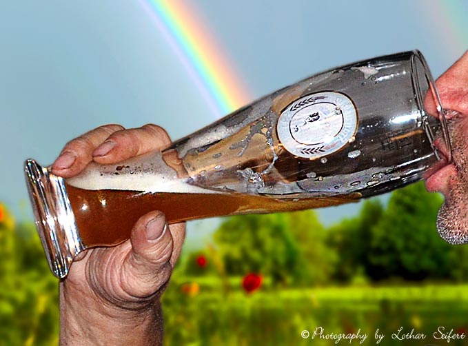 Zum Wohl zum Vatertag oder Männertag, Bier schmeckt frisch gezapft im Glas am Besten. Fotografie von Lothar Seifert