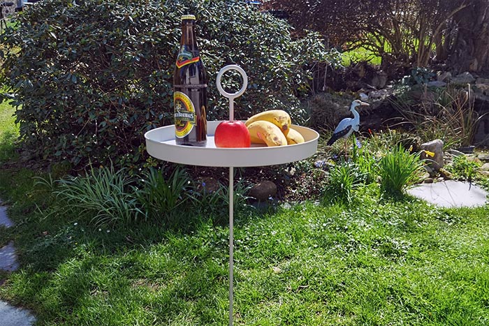 Ein Gartentisch zum mitnehmen, einfach in die Erde stecken. Fotografie von Lothar Seifert