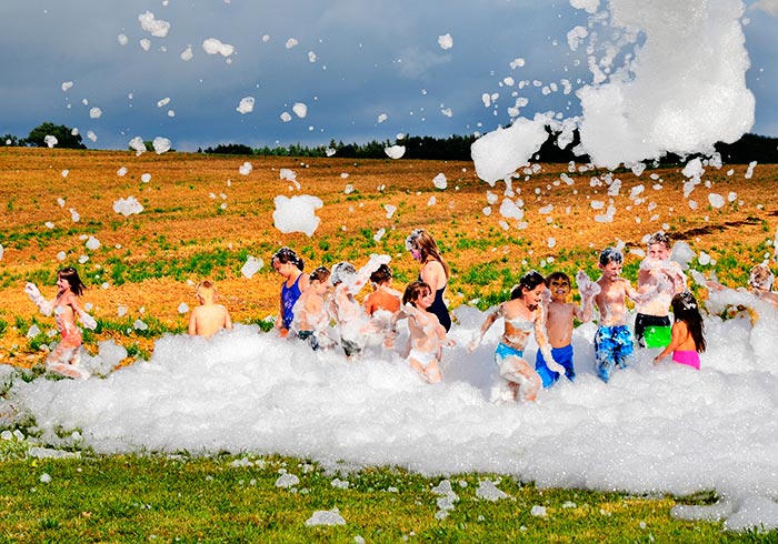 Eine Schaumparty ist im Sommer bei Kindern sehr beliebt. Fotografie von Lothar Seifert