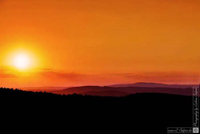 Dämmerung mit Sonnenuntergang im Mittelgebirge Oberlausitz. Fotografie von Lothar Seifert
