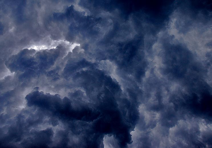 Gewitterwolken (lat. Cumulonimbus) bringen Niederschläge als Regen, Hagel oder Graupelschauer. Fotografie von Lothar Seifert