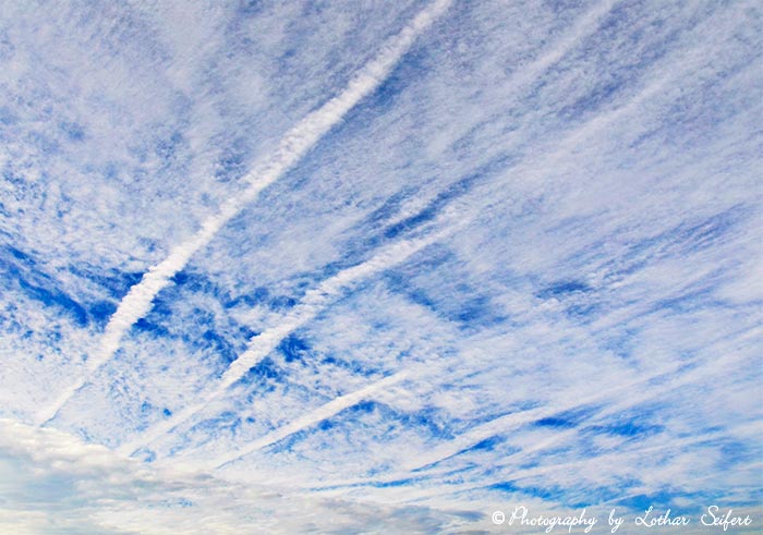Kondensstreifen vieler Flugzeuge am Himmel. Fotografie von Lothar Seifert