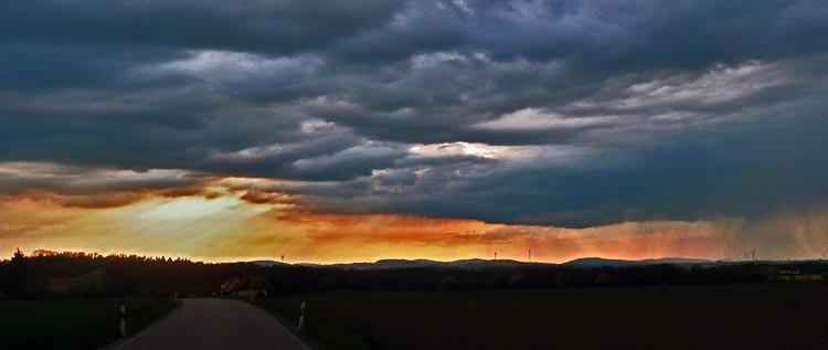 Sonnenuntergang mit einer Gewitterfront. Fotografie von Lothar Seifert