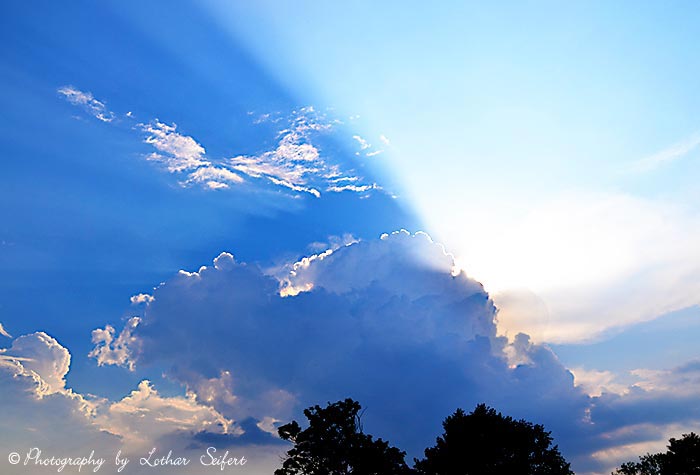 Wolke mit Sonnenstrahlen vor einem Gewitter. Fotografie von Lothar Seifert