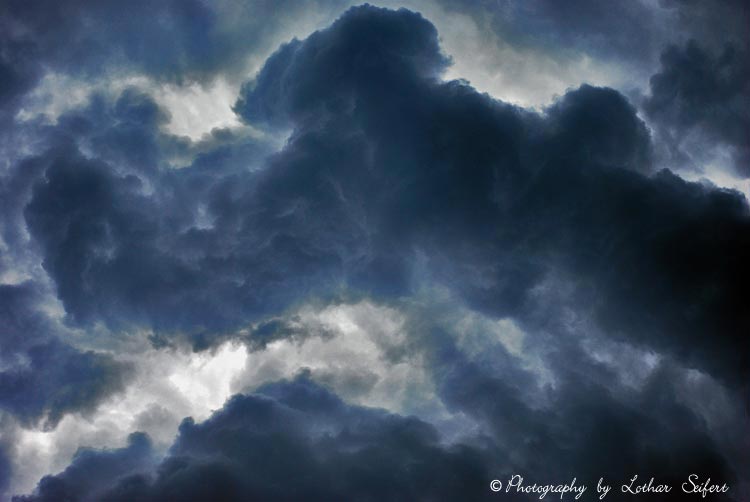Wolken ziehen majestätisch am Himmel. Hier kommt gleich viel Wasser vom Himmel. Fotografie von Lothar Seifert