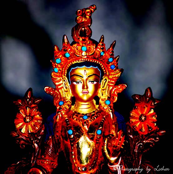 Buddhismus. Die Statue einer Grünen Tara, feuervergoldet. Fotografie von Lothar Seifert