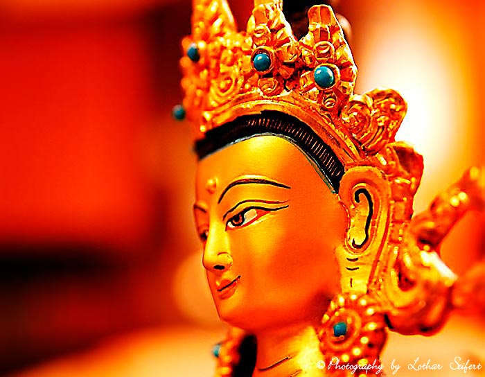 Buddhismus. Eine vergoldete Statue des Avalokiteshvara. Fotografie von Lothar Seifert