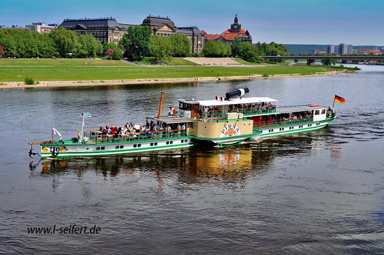 Elbdampfer (Schaufelraddampfer), ein Ausflugsschiff auf der Elbe in  Dresden. Fotografie von Lothar Seifert
