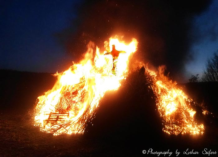 In der Walpurgisnacht werden in vielen Orten Feuer angezündet. Ein traditionelles Fest am 30. April. Fotografie von Lothar Seifert