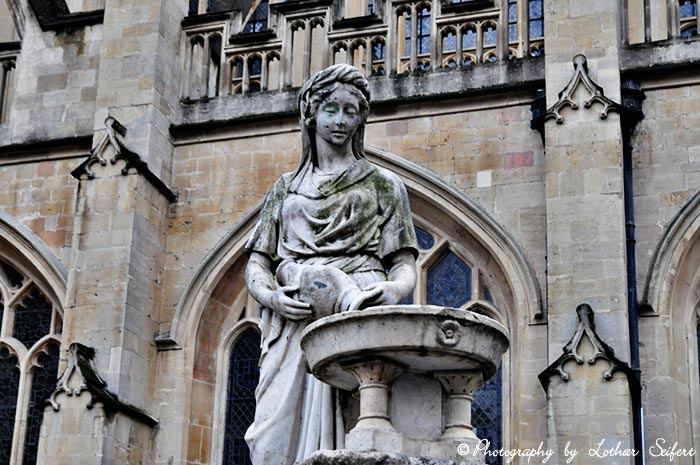 Schöne Frauenstatue mit einem Wasserkrug an einer englischen Kirche. Fotografie von Lothar Seifert