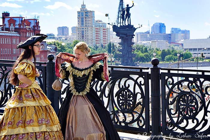 Frauen in Russland in historischen Kleidern. Fotografie von Lothar Seifert