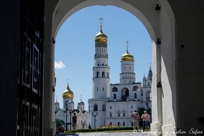 Ausgang aus dem Kreml zum Roten Platz. Wunderschönes Russland