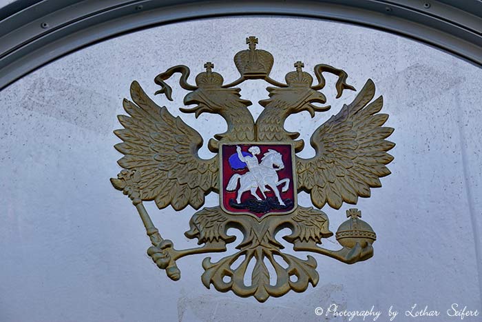 Russisches Wappen, ein Adler mit zwei Köpfen und der heilige Georg. Fotografie von Lothar Seifert