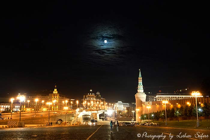 Moskau bei einer Nacht mit Vollmond. Fotografie von Lothar Seifert