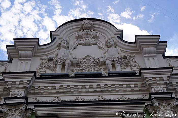 Alter Arbat, Hausfassade an der ältesten Einkaufsstraße von Moskau. Fotografie von Lothar Seifert