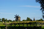 Windmühle und Felder Museumsinsel Kischi