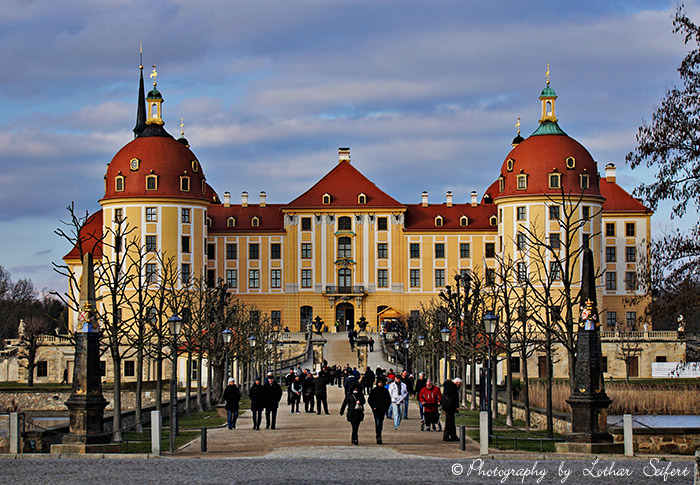 Moritzburg Eingang zum Schloss und barocke Schlossanlage sowie Fasanerie. Fotografie von Lothar Seifert