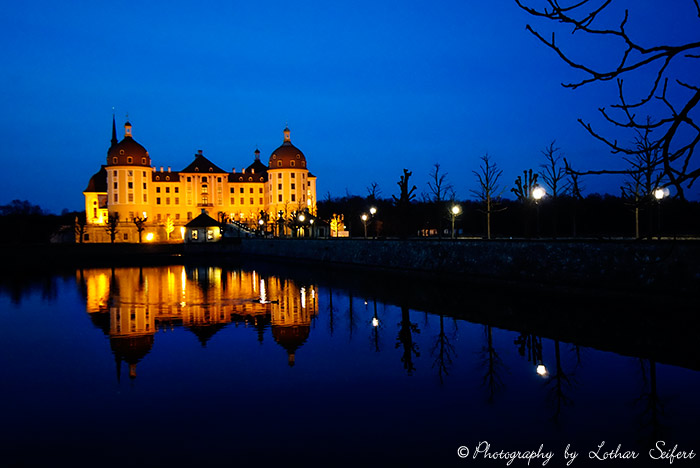 Moritzburg bei Nacht, traumhaft schöne Kulisse des Barockschloss Moritzburg. Fotografie von Lothar Seifert