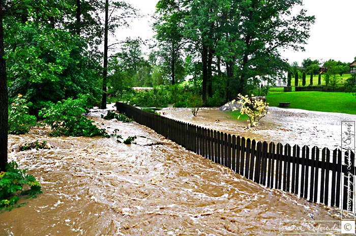 Überschwemmung, Hagel und starker Regen bringen in Minuten reißende Wasserströme. Fotografie von Lothar Seifert