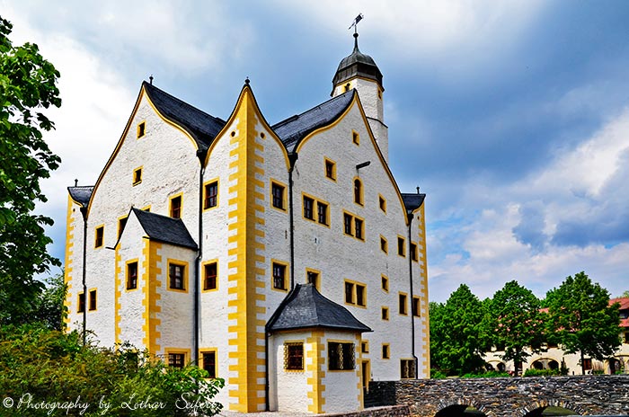 Das Wasserschloss Klaffenbach bei Chemnitz in Sachsen. Fotografie von Lothar Seifert