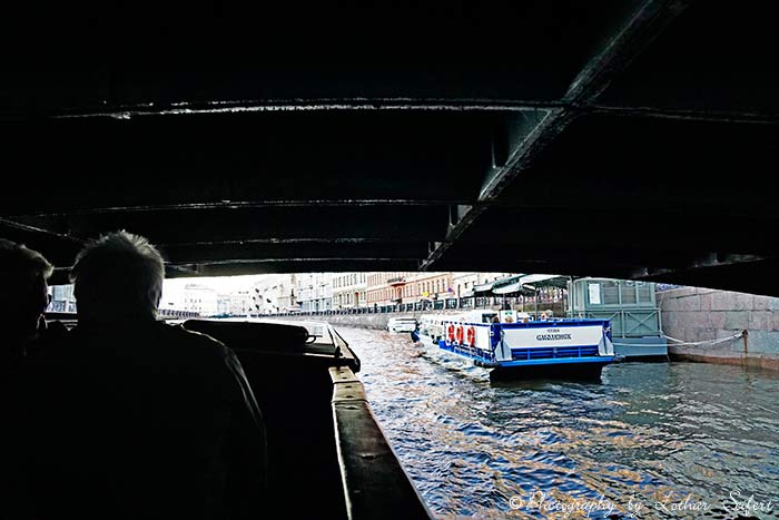 Kanalrundfahrt Sankt Petersburg Niedrige Brücken. Fotografie von Lothar Seifert