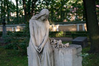 281 Trauernde Frau Statue Tichwiner Friedhof