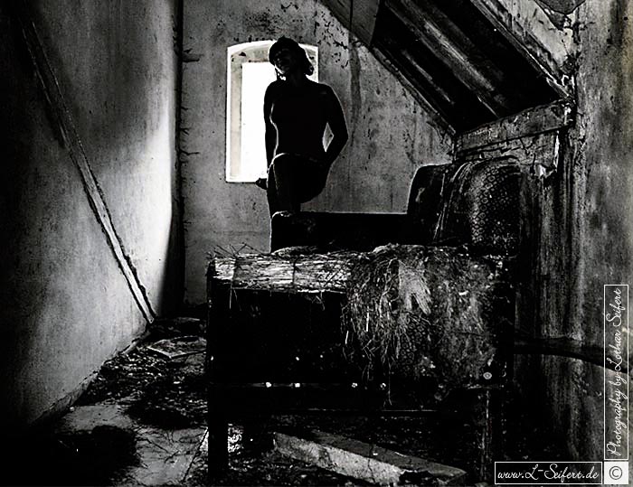 Frau am Fenster in einer Kammer einer alten Ruine. Fotografie von Lothar Seifert