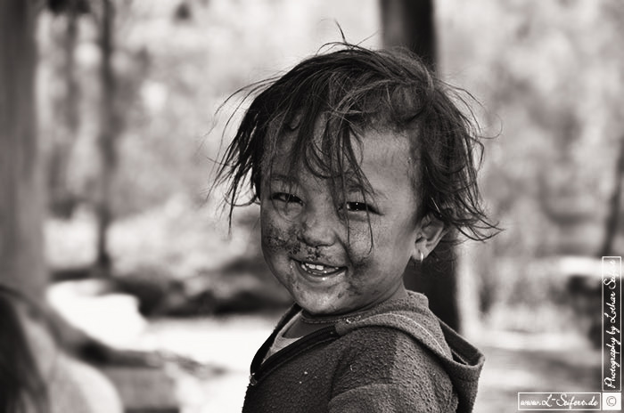 Lachendes Kind, schmutzig aber glücklich. Fotografie von Lothar Seifert