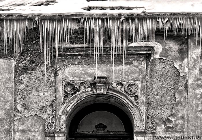 Große Eiszapfen über einer alten Eingangstür in Nordböhmen. Fotografie von Lothar Seifert