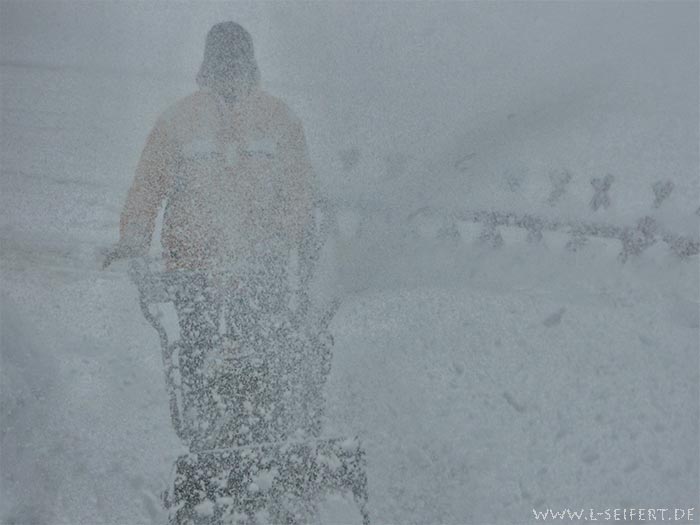 Schneefräse Bilder. Glücklich ist, wer nicht von Hand Schnee schippen muß. Fotografie von Lothar Seifert