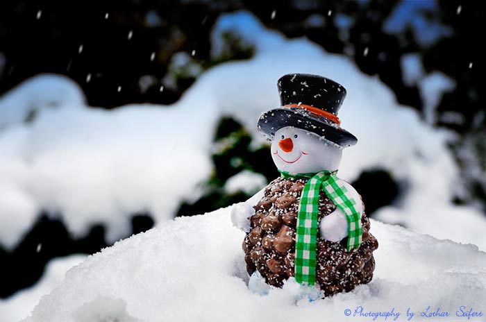 Schneemann, bei Kindern sehr beliebt ist ein Schneemann schnell gebaut. Fotografie von Lothar Seifert