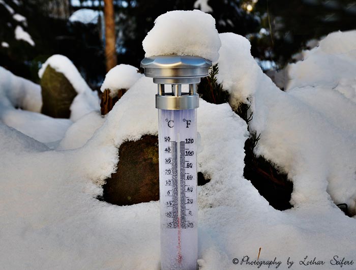 Das Thermometer zeigt eisige Frosttemperaturen bei -20 Grad an. Fotografie von Lothar Seifert